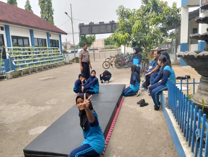 Cegah Pelajar Ikut Aksi Unjuk Rasa ke Jakarta, Aipda Ilyas Berikan Imbauan Kamtibmas di SMPN 2 Cikupa