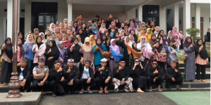 Kapolsek Sindangwangi Hadiri Tradisi Guar Bumi di Makbaroh Buyut Lurah Nitibaya Bantaragung Majalengka