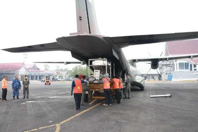 TNI Tebar 10,8 Ton Bahan Modifikasi Cuaca di Kalimantan